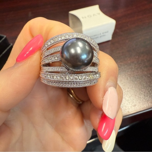 Avon Fiorella Silvertone Ring with Dark grey Pearl Accent size large vintage NIB - Picture 2 of 7
